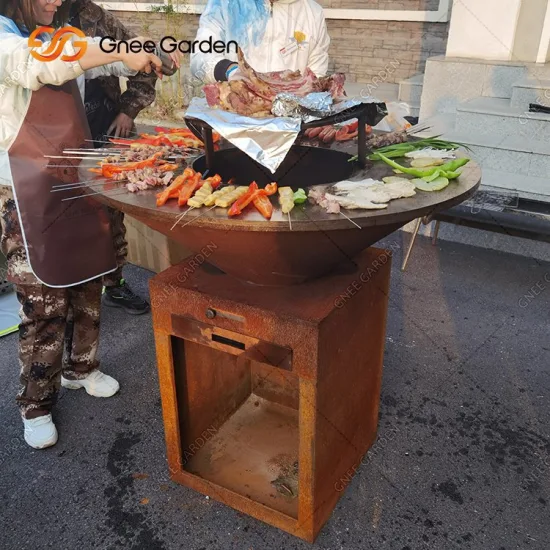 Grill-Feuerstelle aus Cortenstahl mit Holzlager für den Garten im Freien